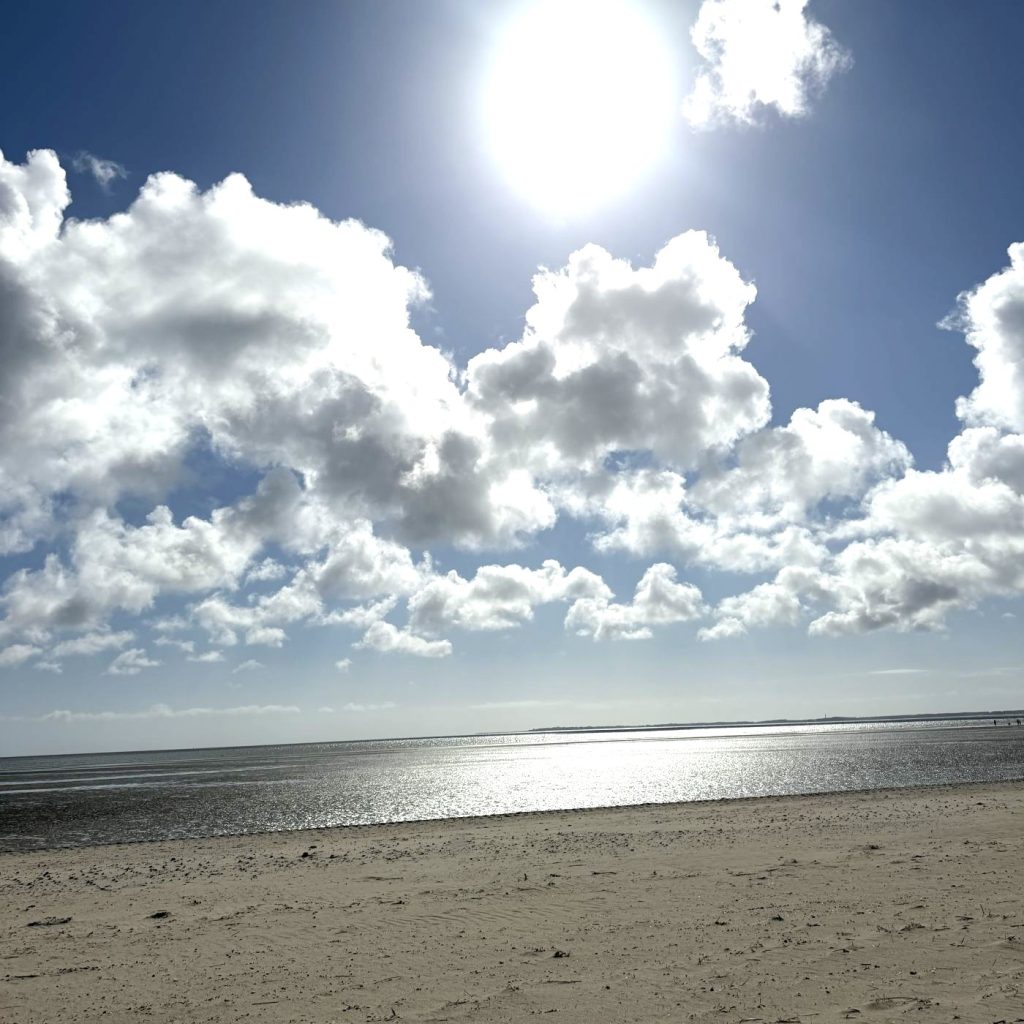 Wolkenhimmel über Watt und Fahrrinne